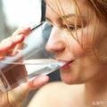 喝水对人体有3大好处，一天喝多少水才合适？告诉你这个数字