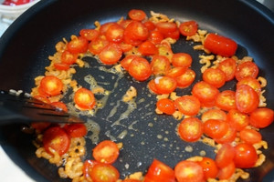 一碗番茄蛋花湯，竟救了無數人的「肝」！只要在煮湯前加「這個動作」就能有效養肝...分享給爸媽！