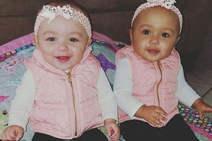 白人媽媽生下「一黑一白雙胞胎」以為抱錯，看到她們「長大後模樣」網友驚呼：絕對是親生！