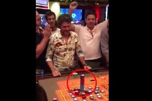 瘋了！男子賭場玩輪盤竟「拿100萬」押同一個數字...但下一秒全場沸騰證明他是天才！