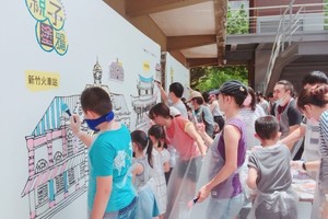 竹市舊城塗鴉彩繪登場 孩童齊聚幸福廣場揮灑 