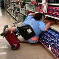 婦女在超市摔倒被拍下糗照，被網友嘲笑4年，如今她終於「公布真相」讓那些嘲笑她的人慚愧不已！
