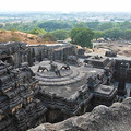 這座印度神廟是用「一整塊龐大岩石」開鑿出來的，看到「裡面的構造」讓大家眼前一亮！