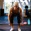77歲老奶奶舉重好威猛！硬舉「90公斤」奪下老人組舉重冠軍後，竟然還想打破紀錄挑戰「100公斤」！