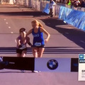 馬拉松賽場最感人一幕：17歲女學生幫助對手奪冠