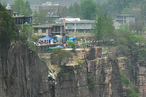 中國有個「全世界最危險的村莊」，位於垂直的懸崖上，「地形險峻」外出都要面對極大風險！