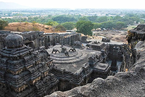 這座印度神廟是用「一整塊龐大岩石」開鑿出來的，看到「裡面的構造」讓大家眼前一亮！