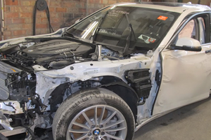 「BMW撞成廢鐵」能怎樣？這位俄羅斯人利用超神技術，把「廢鐵修復成了新車」還配上「獨特色系」，帥呆了！