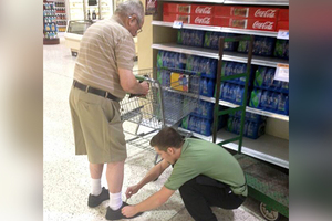老人無法彎腰，美國超市店員蹲下身貼心為其系鞋帶，照片瘋傳感動眾人！
