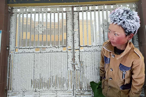 「零下9度」也要上學！小男孩不懼寒冷天氣走5公里路去學校，「滿頭冰霜」踏進教室的模樣讓網友們心都碎了！