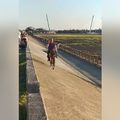 地方阿伯斜坡橫騎單車　網驚呆：現代版兩津！