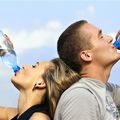 瓶裝水開蓋後重複喝！口腔細菌恐大量繁殖　小心喝出病