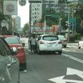 綠燈都擋不住她臨停！大媽懶得找車位　停路中央下車血拚