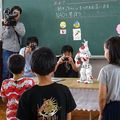 日本小學找不到英語助教出奇招！　請「機器人」幫忙上課