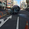 天坑吞噬水泥車？高雄沒雨路面竟塌陷⋯疑與下水道工程有關