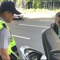 警化身馬蓋先！機車熄火 1支「迴紋針」發動