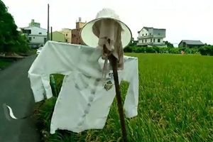 民眾半夜巡水溝驚見白影「有鬼啊」　稻草人超逼真嚇壞人