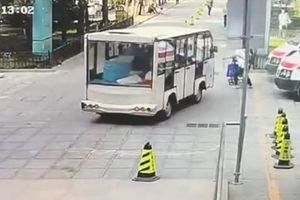 小巴撞翻嬰兒車！老警肉身頂住 腳噴血喊「救孩子」