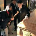 孫女癌逝 80歲嬤杖敲棺…惹鼻酸