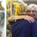 英國一名婦人原打算將一只古董花瓶拿去送慈善商店，不料途經過一家拍賣行，對方建議把花瓶放上網拍賣