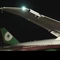 長榮班機撞燈柱機翼損 240名旅客延後返台