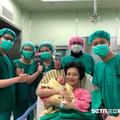 因為空姐女兒　62歲婦生子原因曝光