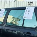 路霸招牌被移！店家怒貼紙嗆車主自私　結果雙方都GG了