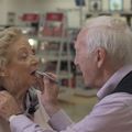 「想讓她有自信！」84歲爺天天跑專櫃　為失明愛妻學化妝