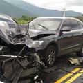 違規跨雙黃線超車肇禍　3輛車「連環撞」釀6傷