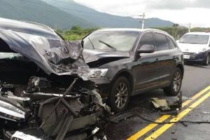 違規跨雙黃線超車肇禍　3輛車「連環撞」釀6傷