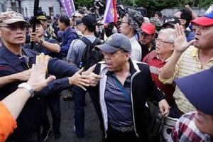 反軍人年改，八百壯士陳抗與警方爆推擠