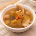 百合淮山響螺湯用響螺來煲湯味道鮮甜又滋補，最適合一家大小享用。