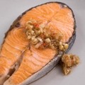 泰式三文魚扒,熟三文魚的奧米加-3脂肪酸有助減壓，用泰式的煮法令味道酸酸甜甜，特別開胃。