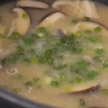 香菇豆腐味噌湯 待湯差不多煮好才放味噌，味噌的香氣就能更持久！
