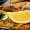 西班牙海鮮飯 用電熱鍋來煮西班牙海鮮飯省時又方便，還可以在飯桌跟朋友一起動手煮。