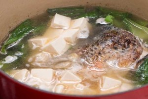 三文魚頭芥菜豆腐湯水蒸煮嫩豆腐