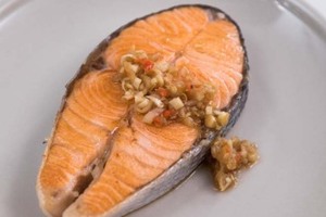 泰式三文魚扒,熟三文魚的奧米加-3脂肪酸有助減壓，用泰式的煮法令味道酸酸甜甜，特別開胃。