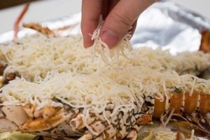 蒜蓉牛油焗龍蝦 不用到餐廳也能吃到鮮甜的焗龍蝦，易煮又吸引！