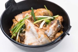 薑蔥魚腩煲 先用薑蓉來醃魚腩會更加入味，後來用炒香的料頭同煮，就成為惹味又好下飯的薑蔥魚腩煲！