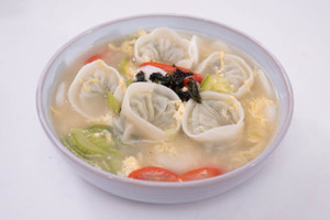 韓式餃子湯 用魚乾和昆布煮高湯，吃得更健康，口感軟糯的年糕片和清甜湯頭十分搭配。