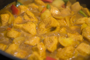 芒果咖哩雞 咖哩雞肉加入香甜的芒果同煮，平衡了咖哩的辛辣，吃起來更順口。