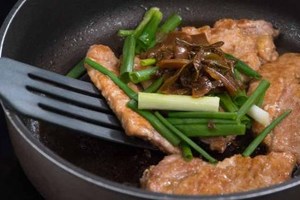 蔥油豬扒 豬扒是家常菜的常用食材，其實用蔥油醬來煮同樣美味！