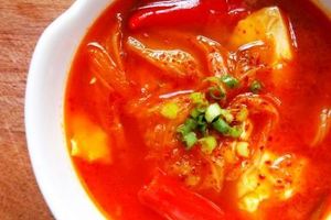 泡菜豆腐湯 韓國的湯類食譜有很多。我很最喜歡的是泡菜湯。這個食譜很簡單