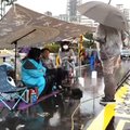 躺地淋雨至清晨5點 時代力量搭雨遮棚續禁食抗議