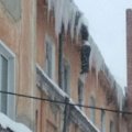 西伯利亞版的「絕命終結站」奇案？一幢學生宿舍窗外，吊掛著一具冰凍男屍……