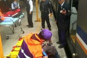 快訊》台鐵撞上落軌旅客緊急送醫 延誤950旅客