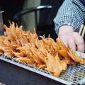 日本有一種將樹葉扔油鍋里炸的美食，但只有秋天才能吃到！