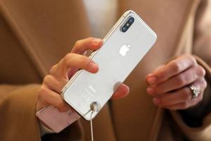 6.1英寸iPhone X明年上市 網友：這回能買的起了