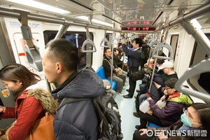 快訊／臭臭的！捷運板南線聞「燒焦味」千名旅客急疏散