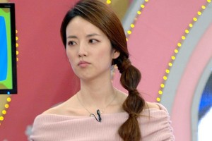 阿諾連哭5hr在飛機上被關切　老公尷尬：大家都在看